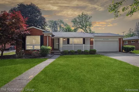 16438 Surrey St, Livonia, MI 48154