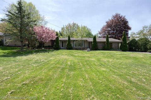 1952 E Commerce St, Milford, MI 48381
