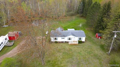6118 Leix Rd, Mayville, MI 48744