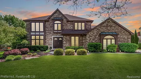 39259 Heatherbrook Dr, Farmington Hills, MI 48331
