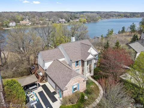 33 Franklin Wright Blvd, Lake Orion, MI 48362