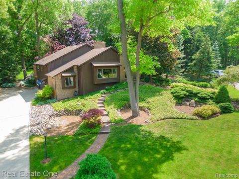 5755 Becker Dr, Rochester, MI 48306