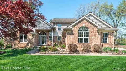 54795 Walnut Dr, New Hudson, MI 48165