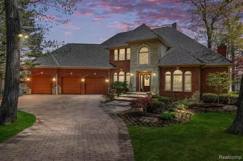 7431 Lake Forest Dr, Clarkston, MI 48346