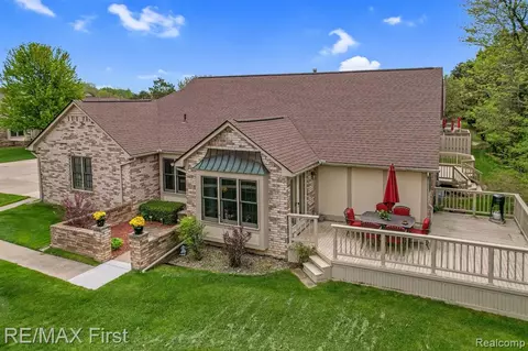 43583 Riverbend Dr N, Clinton Township, MI 48038