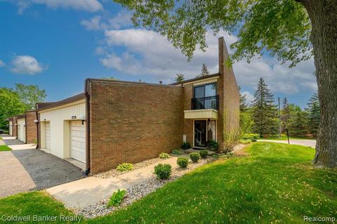 18240 University Park Dr, Livonia, MI 48152