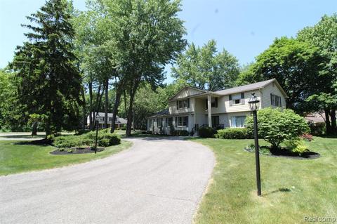 29001 Oak Point Dr, Farmington Hills, MI 48331