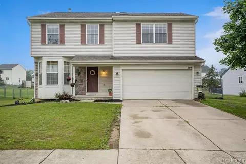759 Andover Woods Dr, Fenton, MI 48430