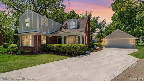 20040 Marford Ct, Grosse Pointe Woods, MI 48236