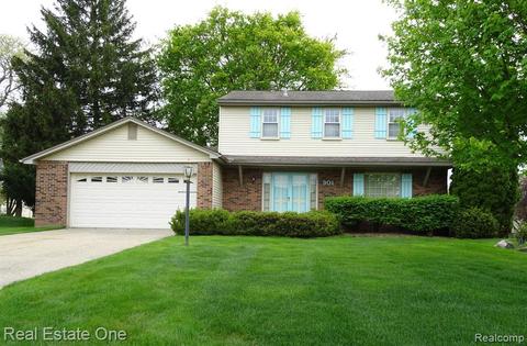 901 Downhill Ln, Rochester Hills, MI 48307