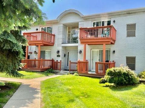 1728 Fort St #16, Trenton, MI 48183