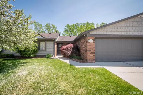 31466 Creek Side Dr, Warren, MI 48093