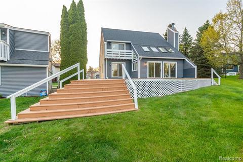 7298 N Shaker Dr, Waterford, MI 48327