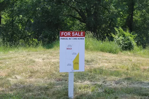 2722 Twin Oaks Dr, Milford, MI 48381