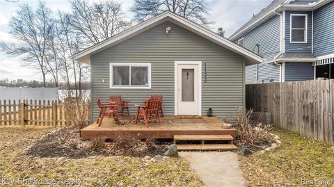 1122 Clearwater Blvd, White Lake, MI 48386