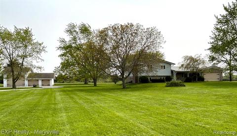 9695 Masters Rd, Wales, MI 48027