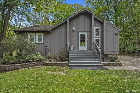 6985 Meadowfield St, West Bloomfield, MI 48324