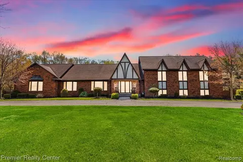 3501 Morrow Ln, Milford, MI 48381