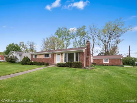 101 Ethel Ct, Wolverine Lake, MI 48390