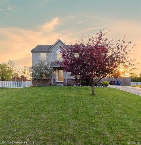 8040 Lark Ln, Grand Blanc, MI 48439