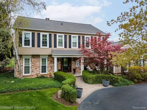 1358 Chestnut Cir, Rochester Hills, MI 48309