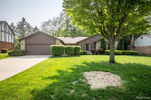 25844 Hunt Club Blvd, Farmington Hills, MI 48335