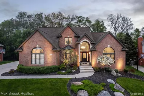 1844 Blue Grass Dr, Rochester Hills, MI 48306
