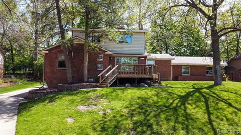 564 Bloomer Ridge Dr, Rochester, MI 48307