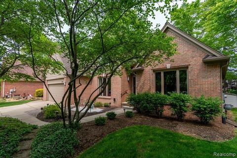 2232 Oakwood Dr, Troy, MI 48085