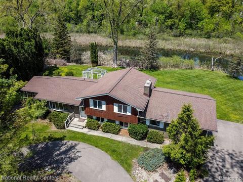 490 Hurondale Dr, White Lake, MI 48386
