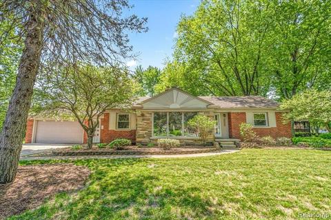 30425 Lyndon St, Livonia, MI 48154