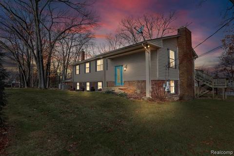 2294 Paulette Dr, Wolverine Lake, MI 48390