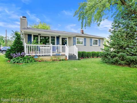 2181 E Bergin Ave, Burton, MI 48529