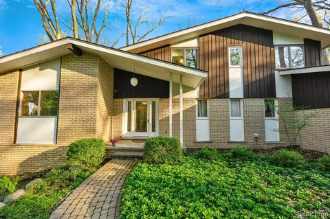 5784 Thorny Ash Rd, Rochester, MI 48306