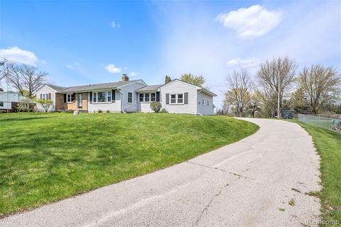 1552 Oregon Rd, Lapeer, MI 48446