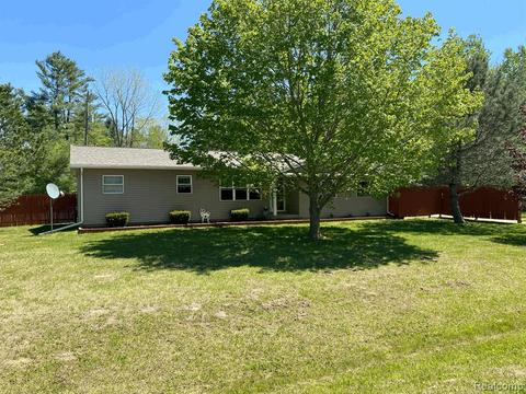 4975 Oak Rd, Vassar, MI 48768