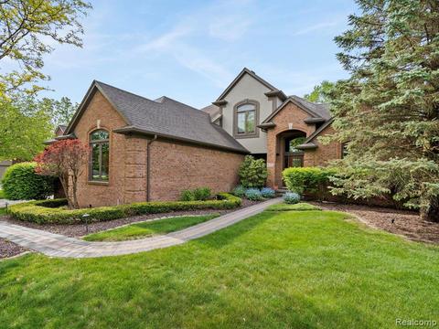 14036 Redwood Dr, Shelby Township, MI 48315