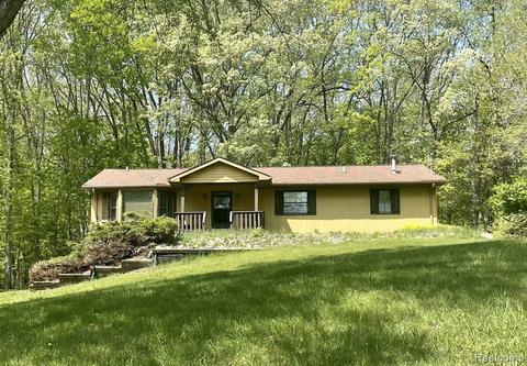 6475 Heritage Hl, Fenton, MI 48430