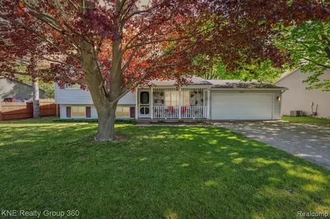 325 Oakwood Ln, Perry, MI 48872