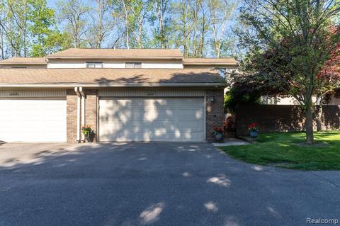 28901 Walnut Grove Ln, Southfield, MI 48034