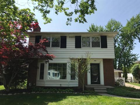 1760 Boxford St, Trenton, MI 48183