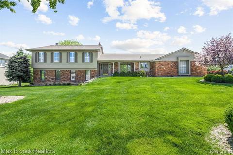 5887 Hunters Gate Dr, Troy, MI 48098