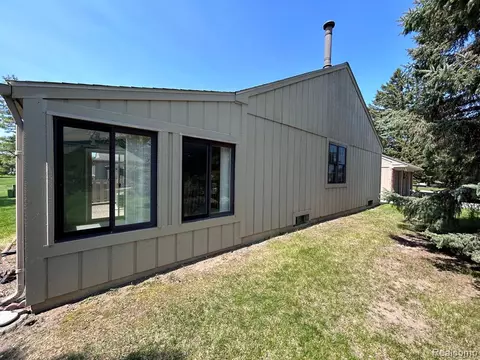 9983 Cambridge Ct #4, South Lyon, MI 48178