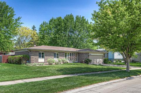 3855 Kings Point Dr, Troy, MI 48083