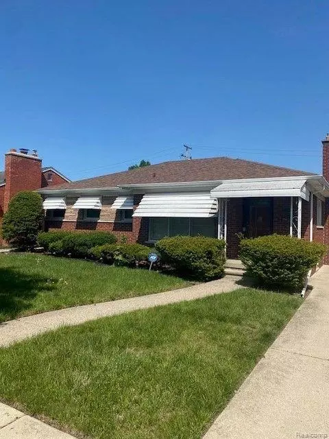 8950 Mercedes, Redford, MI 48239