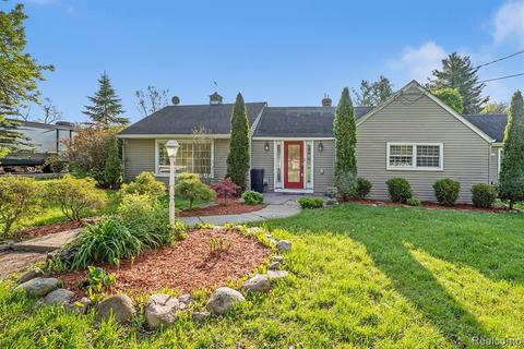 2450 Covert Rd, Burton, MI 48509