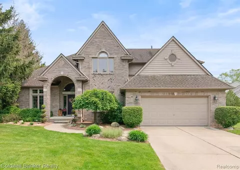 1391 Amberwood Dr, Wixom, MI 48393