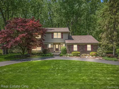 29237 New Bradford Dr, Farmington Hills, MI 48331