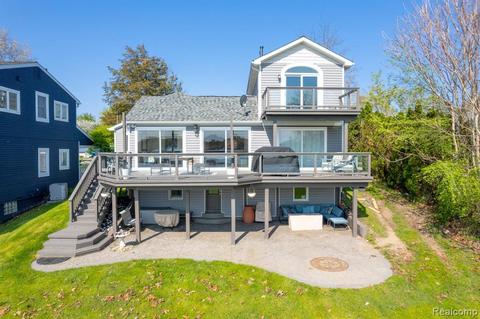 3556 Moberly Rd, Commerce Twp, MI 48382