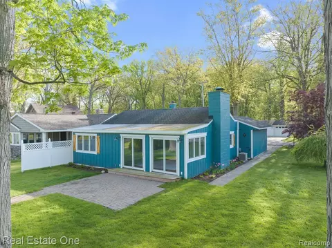 5013 Burton Dr, Pinckney, MI 48169